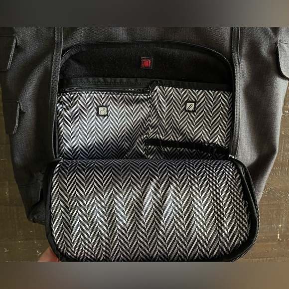 Ogio Hampton’s Tote - Picture 9 of 13